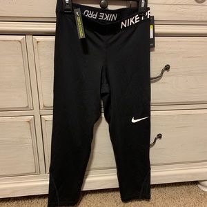 Brand new Nike pro cropped leggings.